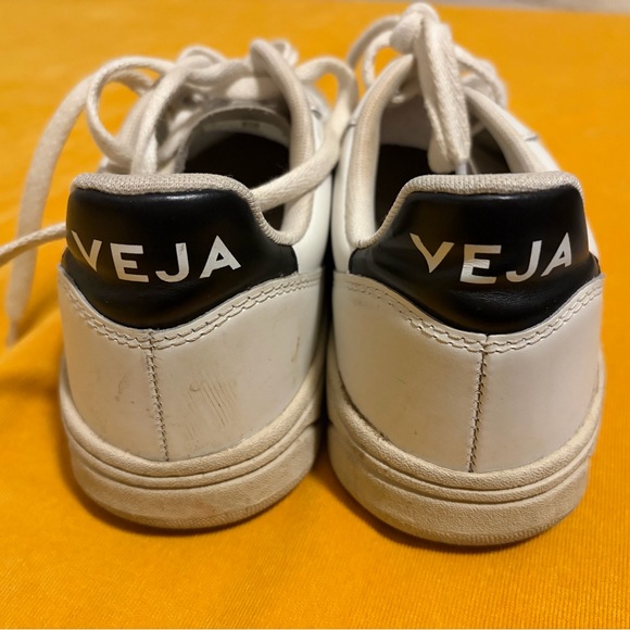 Veja Women’s v-10 sneakers - Picture 2 of 5